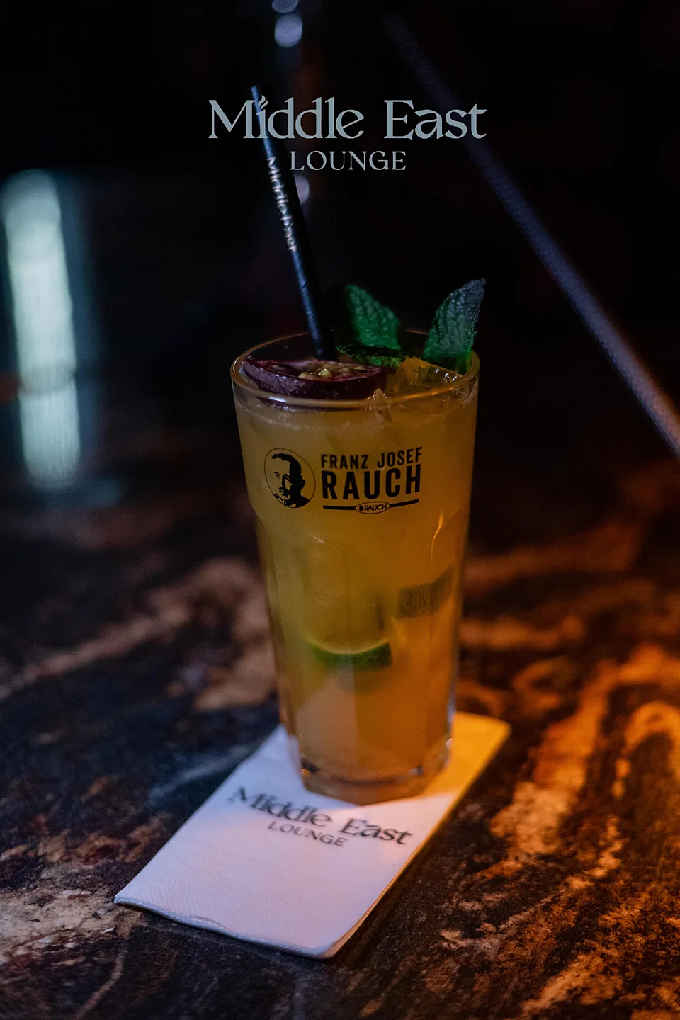 Cocktail mit Maracuja und Minze